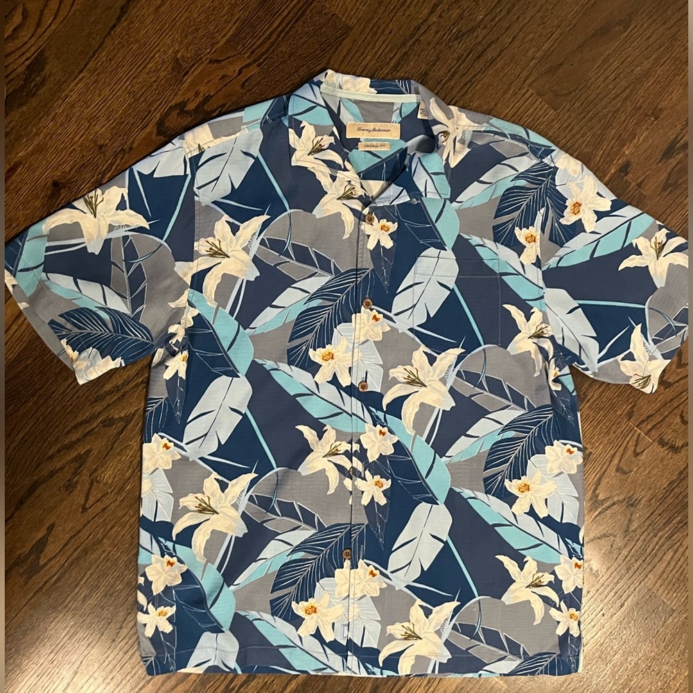 Tommy Bahama Mens SZ LG blue Hawaiian Short sleeve button-up. Lightweight Fabric